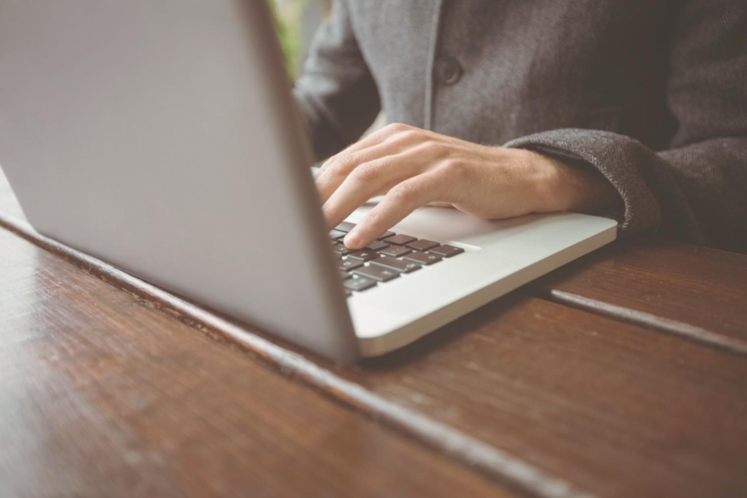 Person beim Lernen mit digitalen Finanztools